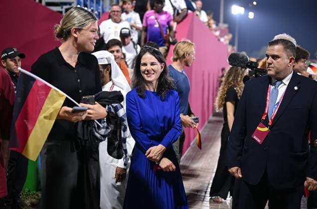 Fussball, Junioren U 17 WM 2025 Doha Katar Vorrunde 04.11.2025 Gruppe G Deutschland - Kolumbien Praesidentin der UN-Vollversammlung, Annalena Baerbock (Mitte) im Gespraech mit deutschen Fans nach dem Spiel