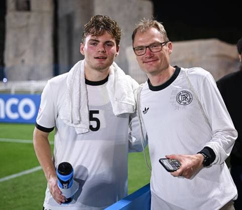 Fussball, Junioren U 17 WM 2025 Doha Katar Vorrunde 04.11.2025 Gruppe G Deutschland - Kolumbien Ben Hawighorst (li, Deutschland) mit seinem Vater