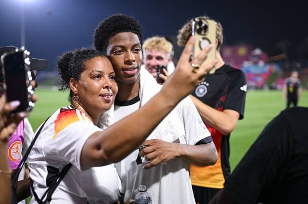 Fussball, Junioren U 17 WM 2025 Doha Katar Vorrunde 04.11.2025 Gruppe G Deutschland - Kolumbien Ben Hawighorst (li, Deutschland) mit seinem Vater (Mitte)