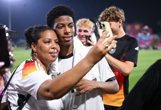 Fussball, Junioren U 17 WM 2025 Doha Katar Vorrunde 04.11.2025 Gruppe G Deutschland - Kolumbien Nebe Sirak Domnic (re, Deutschland) macht ein Selfie mit seiner Mutter