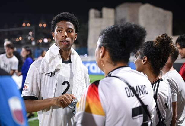 Fussball, Junioren U 17 WM 2025 Doha Katar Vorrunde 04.11.2025 Gruppe G Deutschland - Kolumbien Nebe Sirak Domnic (li, Deutschland) im Gespraech mit seiner Mutter