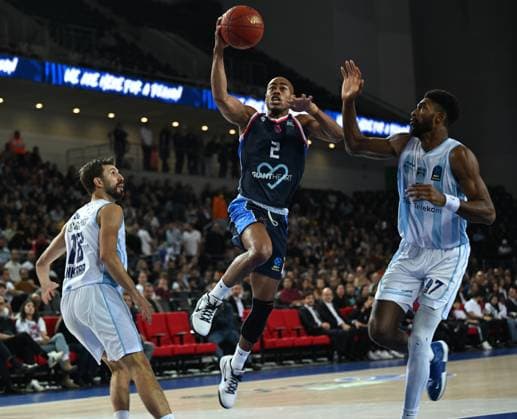 Turk Telekom v Panionios - BKT EuroCup Basketball ANKARA, TURKIYE - NOVEMBER 04: Kyle Alexander (7) of Turk Telekom in action against Markel Starks (2) of Panionios during the 6th week of the BKT EuroCup between Turk Telekom and Panionios at the Ankara Sports Hall on November 04, 2025 in Ankara, Turkiye. Cem Genco Anadolu Ankara Turkey. Editorial use only. Please get in touch for any other usage.  Copyright: x2025xAnadoluxCemxGencox