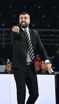 Turk Telekom v Panionios - BKT EuroCup Basketball ANKARA, TURKIYE - NOVEMBER 04: Head coach Erdem Can of Turk Telekom gives tactics to his players during the 6th week of the BKT EuroCup between Turk Telekom and Panionios at the Ankara Sports Hall on November 04, 2025 in Ankara, Turkiye. Cem Genco Anadolu Ankara Turkey. Editorial use only. Please get in touch for any other usage.  Copyright: x2025xAnadoluxCemxGencox