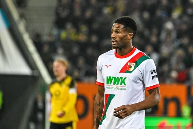 GER, 1. FBL, FC Augsburg vs Borussia Dortmund 31.10.2025, WWK-Arena, Augsburg, GER, 1. FBL, FC Augsburg vs Borussia Dortmund, im Bild Samuel Essende (FC Augsburg, 9)