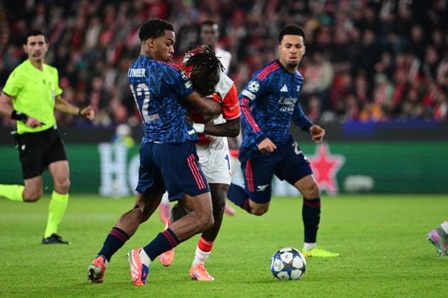 From left Jurrien Timber of Arsenal and Youssoupha Sanyang of Slavia in action during the Football Champions League 4th round match: Slavia Prague vs Arsenal in Prague, Czech Republic, November 4, 2025. (CTKxPhoto MichalxKamaryt) CTKPhotoP2025110407604  CTKPhotoP2025110407604