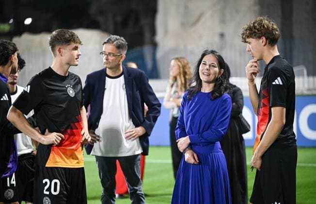 Fussball, Junioren U 17 WM 2025 Doha Katar Vorrunde 04.11.2025 Gruppe G Deutschland - Kolumbien Praesidentin der UN-Vollversammlung, Annalena Baerbock (2.v.re) im Gespraech mit den deutschen Spielern, Benno Kaltefleiter (re) und Ben Kieffer (li) nach dem Spiel, Oliver Owcza (2.v.li. hinten, Deutscher Botschafter in Katar)