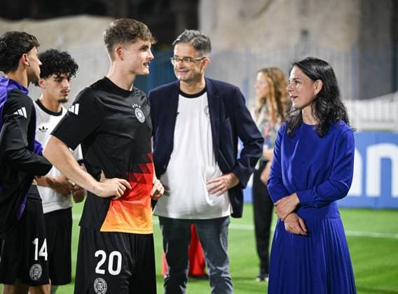 Fussball, Junioren U 17 WM 2025 Doha Katar Vorrunde 04.11.2025 Gruppe G Deutschland - Kolumbien Praesidentin der UN-Vollversammlung, Annalena Baerbock (re) im Gespraech mit Ben Kieffer (li) nach dem Spiel, Oliver Owcza (Mitte hinten, Deutscher Botschafter in Katar)