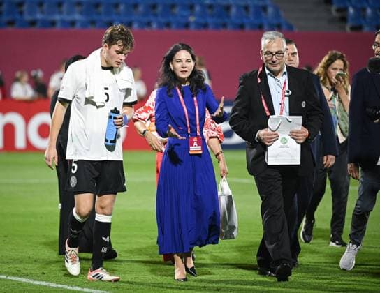 Fussball, Junioren U 17 WM 2025 Doha Katar Vorrunde 04.11.2025 Gruppe G Deutschland - Kolumbien Praesidentin der UN-Vollversammlung, Annalena Baerbock (Mitte) im Gespraech mit Ben Hawighorst (li) nach dem Spiel auf dem Spielfeld