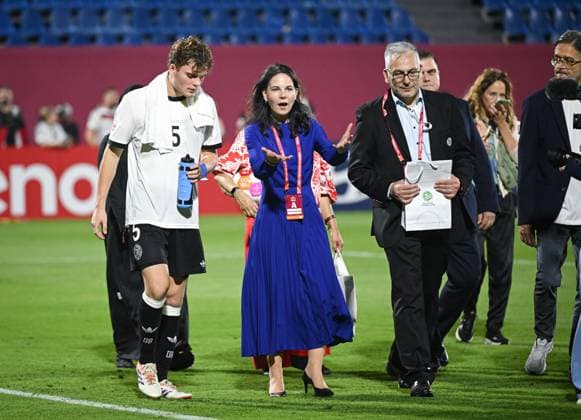 Fussball, Junioren U 17 WM 2025 Doha Katar Vorrunde 04.11.2025 Gruppe G Deutschland - Kolumbien Praesidentin der UN-Vollversammlung, Annalena Baerbock (Mitte) im Gespraech mit Ben Hawighorst (li) nach dem Spiel auf dem Spielfeld *** Football, Junior U 17 World Cup 2025 Doha Qatar preliminary round 04 11 2025 Group G Germany Colombia President of the UN General Assembly, Annalena Baerbock center in conversation with Ben Hawighorst left after the match on the pitch