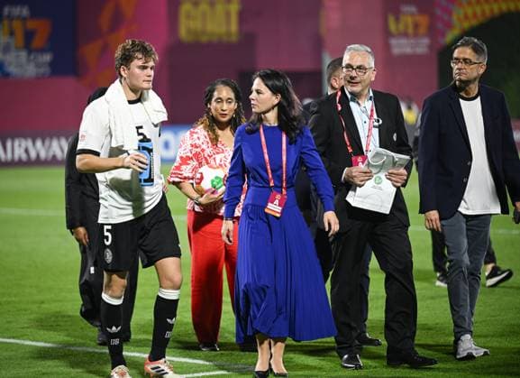 Fussball, Junioren U 17 WM 2025 Doha Katar Vorrunde 04.11.2025 Gruppe G Deutschland - Kolumbien Praesidentin der UN-Vollversammlung, Annalena Baerbock (2.v.li) im Gespraech mit Ben Hawighorst (li) nach dem Spiel auf dem Spielfeld, Oliver Owcza (re, Deutscher Botschafter in Katar)
