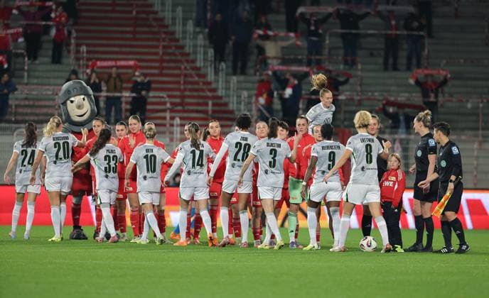 Begrüßung der Mannschaften vor Spielbeginn Fußball Fussball Damen Frauen Bundesliga 9. Spieltag Saison 2025 2026 04.11.2025 1.FC Union Berlin vs. VfL Wolfsburg WOB DFL regulations prohibit any use of photographs as image sequences and or quasi-video
