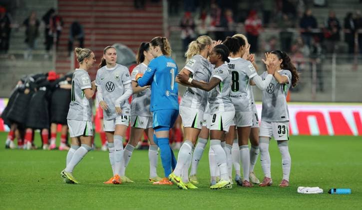 Mannschaftskreis der Wölfinen vor Spielbeginn einschwören Ritual Fußball Fussball Damen Frauen Bundesliga 9. Spieltag Saison 2025 2026 04.11.2025 1.FC Union Berlin vs. VfL Wolfsburg WOB DFL regulations prohibit any use of photographs as image sequences and or quasi-video