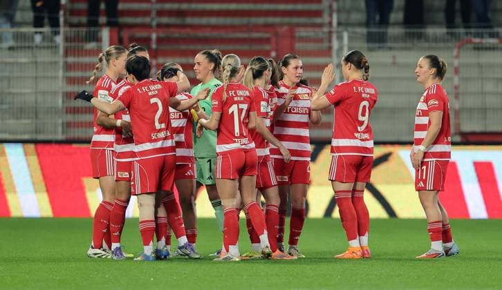Mannschaftskreis der Unionerinen vor Spielbeginn einschwören Ritual Fußball Fussball Damen Frauen Bundesliga 9. Spieltag Saison 2025 2026 04.11.2025 1.FC Union Berlin vs. VfL Wolfsburg WOB DFL regulations prohibit any use of photographs as image sequences and or quasi-video