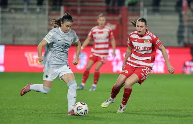 Judit Pujols am Ball, Antonia Halverkamps Zweikampf Spielszene Aktion Fußball Fussball Damen Frauen Bundesliga 9. Spieltag Saison 2025 2026 04.11.2025 1.FC Union Berlin vs. VfL Wolfsburg WOB DFL regulations prohibit any use of photographs as image sequences and or quasi-video