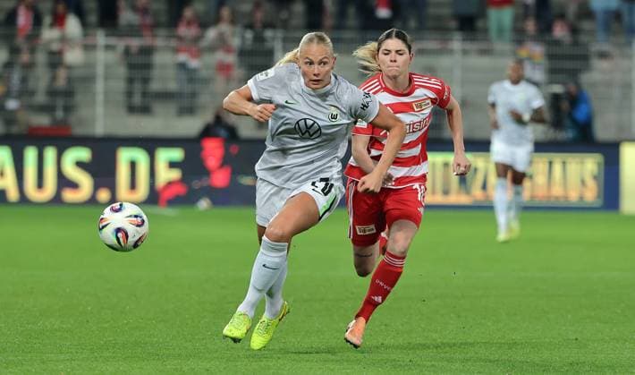 Guro Bergsvand, Eileen Campbell Zweikampf Spielszene Aktion Fußball Fussball Damen Frauen Bundesliga 9. Spieltag Saison 2025 2026 04.11.2025 1.FC Union Berlin vs. VfL Wolfsburg WOB DFL regulations prohibit any use of photographs as image sequences and or quasi-video