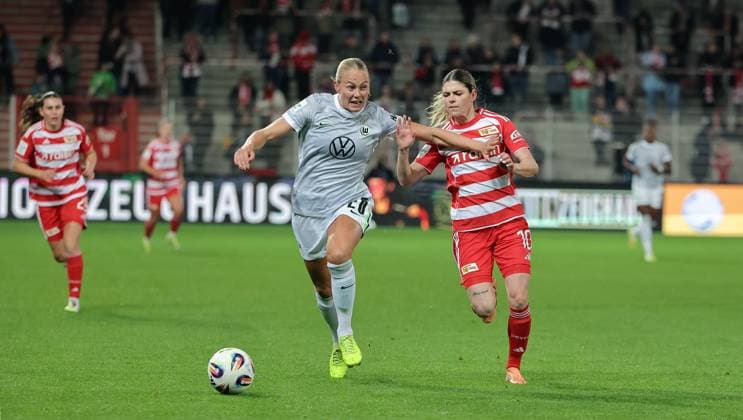 Guro Bergsvand, Eileen Campbell Zweikampf Spielszene Aktion Fußball Fussball Damen Frauen Bundesliga 9. Spieltag Saison 2025 2026 04.11.2025 1.FC Union Berlin vs. VfL Wolfsburg WOB DFL regulations prohibit any use of photographs as image sequences and or quasi-video