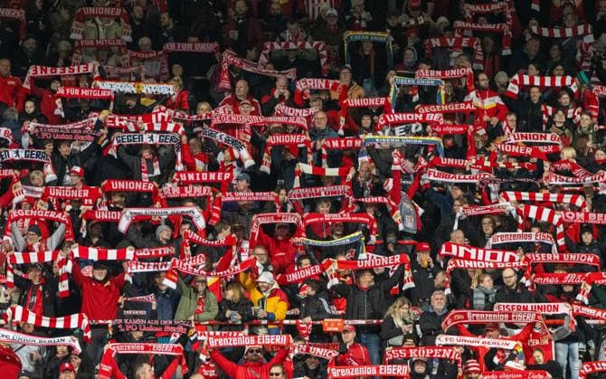 Fußball, Frauen, Saison 2025 2026, Google Pixel Frauen-Bundesliga (9. Spieltag), 1. FC Union Berlin - VfL Wolfsburg, Fans von Union mit Schals, 04.11. 2025, Copyright: xMatthiasxKochx