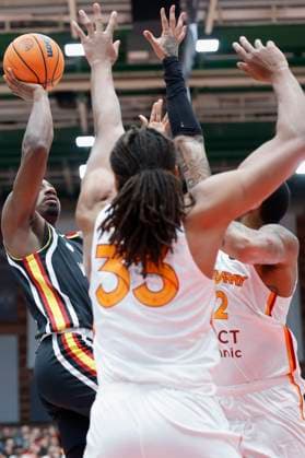 v.l-r.: Johnathan Stove (Fitness First Wuerzburg Baskets, 22), Frederick Gillespie (Galatasaray MCT Technic, 33) und James Palmer Jr (Galatasaray MCT Technic, 12) 04.11.2025, Basketball, Champions League, Fitness First Wuerzburg Baskets - Galatasaray MCT Technic, GER, Wuerzburg, tectake ARENA, Copyright: HMBxMedia xHeikoxBecker