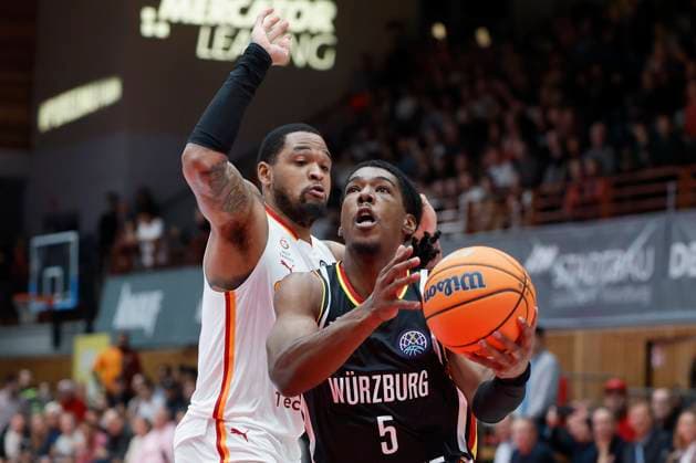v.l-r.: James Palmer Jr (Galatasaray MCT Technic, 12) und Marcus Carr (Fitness First Wuerzburg Baskets, 5), 04.11.2025, Basketball, Champions League, Fitness First Wuerzburg Baskets - Galatasaray MCT Technic, GER, Wuerzburg, tectake ARENA, Copyright: HMBxMedia xHeikoxBecker
