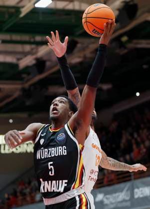 v.l-r.: Marcus Carr (Fitness First Wuerzburg Baskets, 5) und James Palmer Jr (Galatasaray MCT Technic, 12), 04.11.2025, Basketball, Champions League, Fitness First Wuerzburg Baskets - Galatasaray MCT Technic, GER, Wuerzburg, tectake ARENA, Copyright: HMBxMedia xHeikoxBecker
