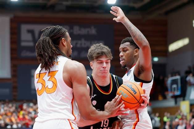 v.l-r.: Frederick Gillespie (Galatasaray MCT Technic, 33), Christian Skladanowski (Fitness First Wuerzburg Baskets, 19) und Fabian White Jr (Galatasaray MCT Technic, 35), 04.11.2025, Basketball, Champions League, Fitness First Wuerzburg Baskets - Galatasaray MCT Technic, GER, Wuerzburg, tectake ARENA, Copyright: HMBxMedia xHeikoxBecker