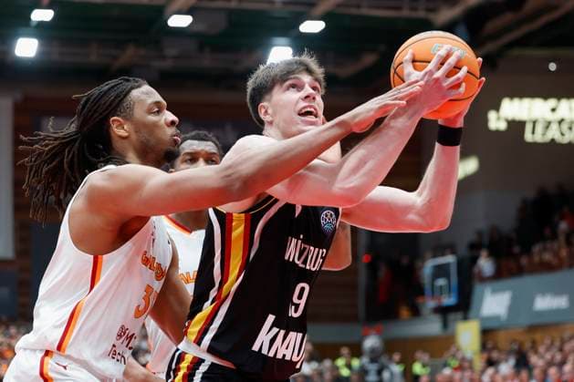 v.l-r.: Frederick Gillespie (Galatasaray MCT Technic, 33), Christian Skladanowski (Fitness First Wuerzburg Baskets, 19) und Fabian White Jr (Galatasaray MCT Technic, 35), 04.11.2025, Basketball, Champions League, Fitness First Wuerzburg Baskets - Galatasaray MCT Technic, GER, Wuerzburg, tectake ARENA, Copyright: HMBxMedia xHeikoxBecker