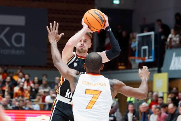 v.l-r.: Lukas Herzog (Fitness First Wuerzburg Baskets, 1) und Will Cummings (Galatasaray MCT Technic, 7), 04.11.2025, Basketball, Champions League, Fitness First Wuerzburg Baskets - Galatasaray MCT Technic, GER, Wuerzburg, tectake ARENA, Copyright: HMBxMedia xHeikoxBecker