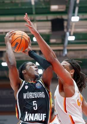 v.l-r.: Marcus Carr (Fitness First Wuerzburg Baskets, 5) und Frederick Gillespie (Galatasaray MCT Technic, 33), 04.11.2025, Basketball, Champions League, Fitness First Wuerzburg Baskets - Galatasaray MCT Technic, GER, Wuerzburg, tectake ARENA, Copyright: HMBxMedia xHeikoxBecker