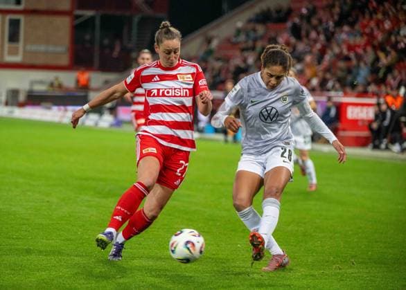 Fußball, Frauen, Saison 2025 2026, Google Pixel Frauen-Bundesliga (9. Spieltag), 1. FC Union Berlin - VfL Wolfsburg, v. l. Anna Weiß (1. FC Union), Cora Zicai (Wolfsburg), 04.11. 2025, Copyright: xMatthiasxKochx