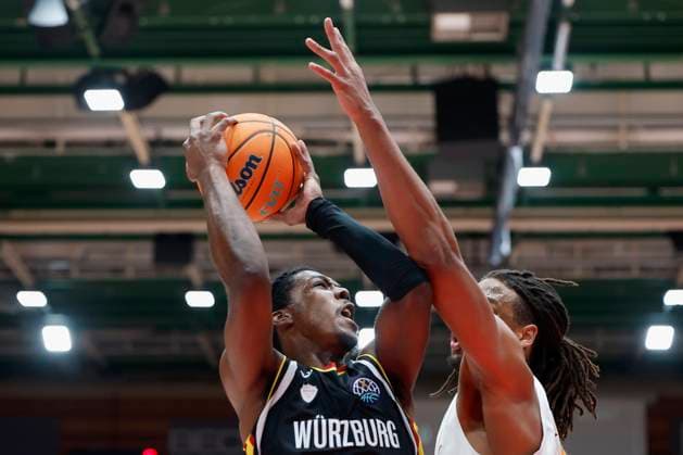 v.l-r.: Marcus Carr (Fitness First Wuerzburg Baskets, 5) und Frederick Gillespie (Galatasaray MCT Technic, 33), 04.11.2025, Basketball, Champions League, Fitness First Wuerzburg Baskets - Galatasaray MCT Technic, GER, Wuerzburg, tectake ARENA, Copyright: HMBxMedia xHeikoxBecker
