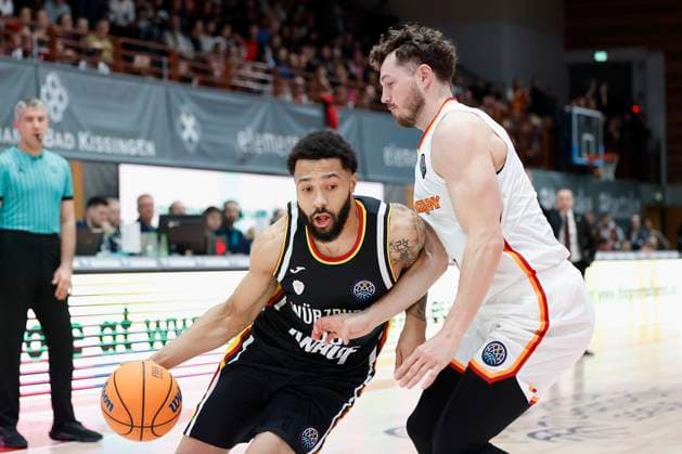v.l-r.: David Muenkat (Fitness First Wuerzburg Baskets, 55) und John Meeks (Galatasaray MCT Technic, 9), 04.11.2025, Basketball, Champions League, Fitness First Wuerzburg Baskets - Galatasaray MCT Technic, GER, Wuerzburg, tectake ARENA, Copyright: HMBxMedia xHeikoxBecker