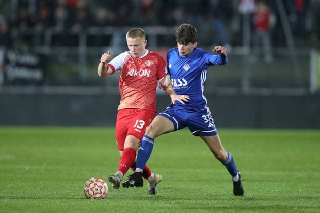 04.11.2025, xjcx, Herren, Fussball, Saison 2025 2026, BFV-Verbandspokal, Viertelfinale: FC Wuerzburger Kickers - SV Viktoria Aschaffenburg Philipp Ochs ( 13, FC Würzburger Kickers) und Patrick Seitz ( 37, SV Viktoria Aschaffenburg) Wuerzburg FLYERALARM Arena Bayern Deutschland