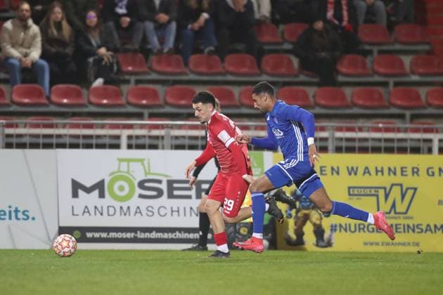 04.11.2025, xjcx, Herren, Fussball, Saison 2025 2026, BFV-Verbandspokal, Viertelfinale: FC Wuerzburger Kickers - SV Viktoria Aschaffenburg Dion Berisha ( 29, FC Würzburger Kickers) und David Nene ( 7, SV Viktoria Aschaffenburg) Wuerzburg FLYERALARM Arena Bayern Deutschland