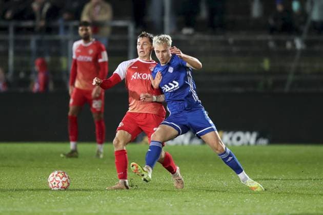 04.11.2025, xjcx, Herren, Fussball, Saison 2025 2026, BFV-Verbandspokal, Viertelfinale: FC Wuerzburger Kickers - SV Viktoria Aschaffenburg Tim Kraus ( 31, FC Würzburger Kickers) und Georgios Makridis ( 9, SV Viktoria Aschaffenburg) Wuerzburg FLYERALARM Arena Bayern Deutschland