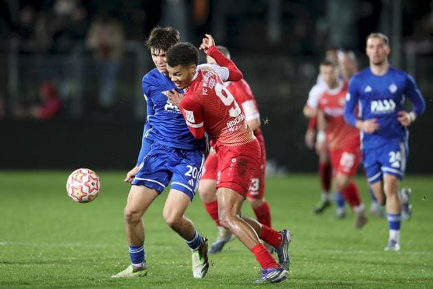04.11.2025, xjcx, Herren, Fussball, Saison 2025 2026, BFV-Verbandspokal, Viertelfinale: FC Wuerzburger Kickers - SV Viktoria Aschaffenburg Justin Berg ( 20, SV Viktoria Aschaffenburg) und Jermain Nischalke ( 9, FC Würzburger Kickers) Wuerzburg FLYERALARM Arena Bayern Deutschland