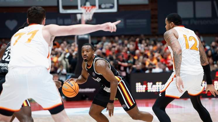 v.l-r.: Johnathan Stove (Fitness First Wuerzburg Baskets, 22) 04.11.2025, Basketball, Champions League, Fitness First Wuerzburg Baskets - Galatasaray MCT Technic, GER, Wuerzburg, tectake ARENA, Copyright: HMBxMedia xHeikoxBecker