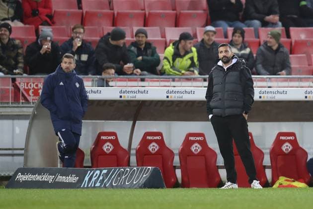 04.11.2025, xjcx, Herren, Fussball, Saison 2025 2026, BFV-Verbandspokal, Viertelfinale: FC Wuerzburger Kickers - SV Viktoria Aschaffenburg Benjamin Baier ( 10, SV Viktoria Aschaffenburg) und Aytac Sulu (Trainer, SV Viktoria Aschaffenburg) Wuerzburg FLYERALARM Arena Bayern Deutschland