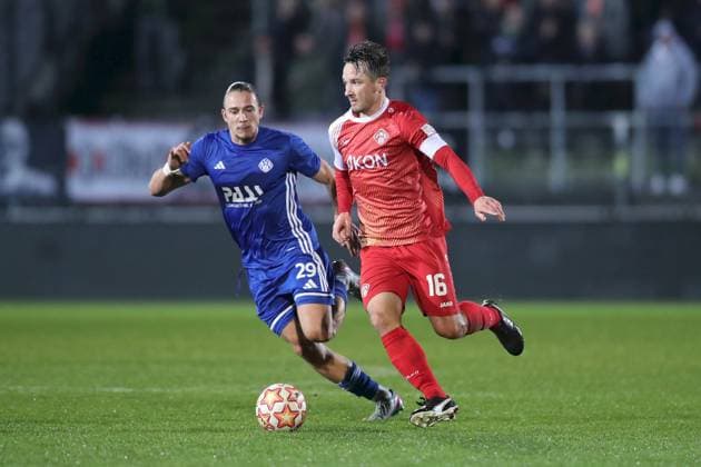 04.11.2025, xjcx, Herren, Fussball, Saison 2025 2026, BFV-Verbandspokal, Viertelfinale: FC Wuerzburger Kickers - SV Viktoria Aschaffenburg Maksym Navrotskyi ( 29, SV Viktoria Aschaffenburg) und Peter Kurzweg ( 16, FC Würzburger Kickers) Wuerzburg FLYERALARM Arena Bayern Deutschland
