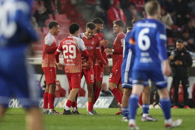 04.11.2025, xjcx, Herren, Fussball, Saison 2025 2026, BFV-Verbandspokal, Viertelfinale: FC Wuerzburger Kickers - SV Viktoria Aschaffenburg Der FC Würzburger Kickers bejubelt das 2:0 durch Jermain Nischalke ( 9, FC Würzburger Kickers) Wuerzburg FLYERALARM Arena Bayern Deutschland