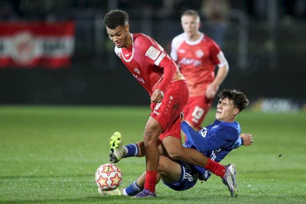 04.11.2025, xjcx, Herren, Fussball, Saison 2025 2026, BFV-Verbandspokal, Viertelfinale: FC Wuerzburger Kickers - SV Viktoria Aschaffenburg Jermain Nischalke ( 9, FC Würzburger Kickers) und Justin Berg ( 20, SV Viktoria Aschaffenburg) Wuerzburg FLYERALARM Arena Bayern Deutschland