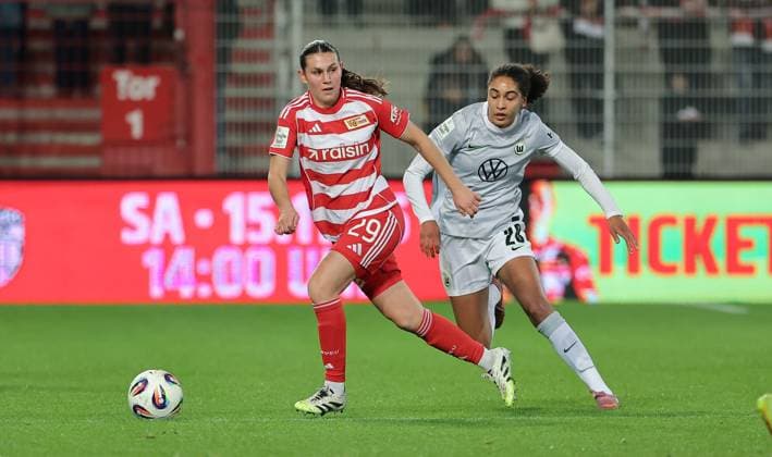 Antonia Halverkamps am Ball, Cora Zicai Zweikampf Spielszene Aktion Fußball Fussball Damen Frauen Bundesliga 9. Spieltag Saison 2025 2026 04.11.2025 1.FC Union Berlin vs. VfL Wolfsburg WOB DFL regulations prohibit any use of photographs as image sequences and or quasi-video