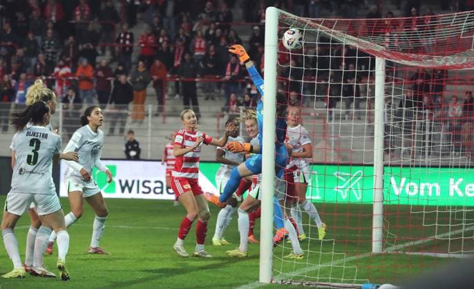Torwart Stina Johannes kassiert das 1:0 durch Antonia Halverkamps direkter Eckball verwandelt Fußball Fussball Damen Frauen Bundesliga 9. Spieltag Saison 2025 2026 04.11.2025 1.FC Union Berlin vs. VfL Wolfsburg WOB DFL regulations prohibit any use of photographs as image sequences and or quasi-video *** Goalkeeper Stina Johannes concedes the 1 0 from Antonia Halverkamps direct corner kick Sport Fußball Fußball Damen Frauen Bundesliga 9 Spieltag Saison 2025 2026 04 11 2025 1 FC Union Berlin vs VfL Wolfsburg WOB DFL regulations prohibit any use of photographs as image sequences and or quasi video