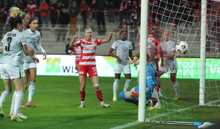 Torwart Stina Johannes kassiert das 1:0 durch Antonia Halverkamps direkter Eckball verwandelt Fußball Fussball Damen Frauen Bundesliga 9. Spieltag Saison 2025 2026 04.11.2025 1.FC Union Berlin vs. VfL Wolfsburg WOB DFL regulations prohibit any use of photographs as image sequences and or quasi-video