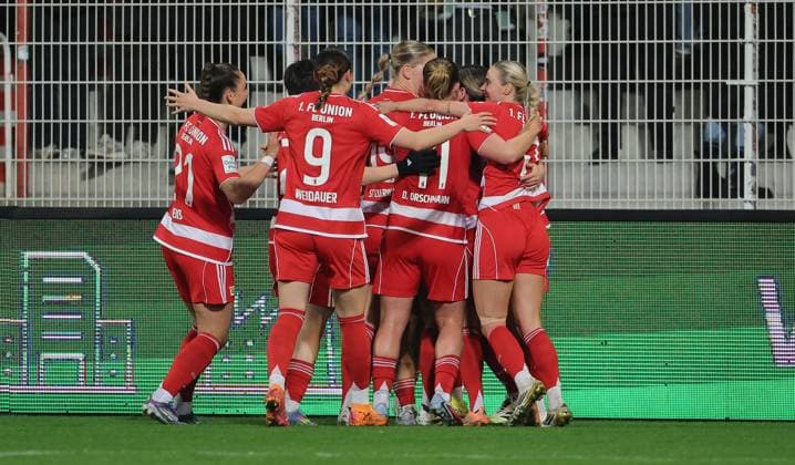 Antonia Halverkamps jubelt nach 1:0 mit Teamkolleginnen Freude Emotion Jubel Fußball Fussball Damen Frauen Bundesliga 9. Spieltag Saison 2025 2026 04.11.2025 1.FC Union Berlin vs. VfL Wolfsburg WOB DFL regulations prohibit any use of photographs as image sequences and or quasi-video