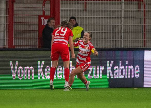 Fußball, Frauen, Saison 2025 2026, Google Pixel Frauen-Bundesliga (9. Spieltag), 1. FC Union Berlin - VfL Wolfsburg, v. l. Antonia Halverkamps (1. FC Union), Lisa Heiseler (1. FC Union), Jubel nach Tor zum 1:0, 04.11. 2025, Copyright: xMatthiasxKochx