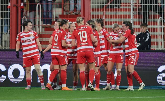 re. Antonia Halverkamps (Nr. 29) jubelt nach 1:0 mit Teamkolleginnen Freude Emotion Jubel Fußball Fussball Damen Frauen Bundesliga 9. Spieltag Saison 2025 2026 04.11.2025 1.FC Union Berlin vs. VfL Wolfsburg WOB DFL regulations prohibit any use of photographs as image sequences and or quasi-video