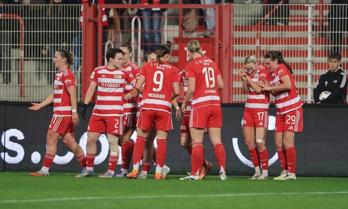 re. Antonia Halverkamps (Nr. 29) jubelt nach 1:0 mit Teamkolleginnen Freude Emotion Jubel Fußball Fussball Damen Frauen Bundesliga 9. Spieltag Saison 2025 2026 04.11.2025 1.FC Union Berlin vs. VfL Wolfsburg WOB DFL regulations prohibit any use of photographs as image sequences and or quasi-video