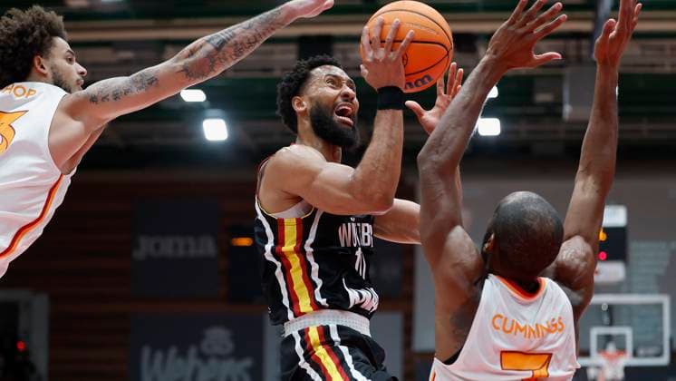 v.l-r.: Christian Bishop (Galatasaray MCT Technic, 13), Davion Mintz (Fitness First Wuerzburg Baskets, 10) und Will Cummings (Galatasaray MCT Technic, 7), 04.11.2025, Basketball, Champions League, Fitness First Wuerzburg Baskets - Galatasaray MCT Technic, GER, Wuerzburg, tectake ARENA, Copyright: HMBxMedia xHeikoxBecker