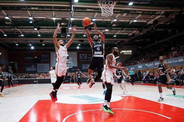 v.l-r.: Jerome Robinson Jr (Galatasaray MCT Technic, 1), Davion Mintz (Fitness First Wuerzburg Baskets, 10) und Will Cummings (Galatasaray MCT Technic, 7), 04.11.2025, Basketball, Champions League, Fitness First Wuerzburg Baskets - Galatasaray MCT Technic, GER, Wuerzburg, tectake ARENA, Copyright: HMBxMedia xHeikoxBecker
