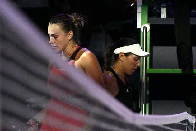 WTA, Tennis Damen Finals 2025 in Riyadh - Day Four RIYADH, SAUDI ARABIA - NOVEMBER 4: Aryna Sabalenka (L) celebrates after winning against Jessica Pegula (R) of the United States after their second group-stage match on Day 4 of the 2025 WTA Finals, part of the Hologic WTA Tour, at King Saud University Indoor Arena in Riyadh, Saudi Arabia, on November 4, 2025. Artur Widak Anadolu Riyadh Saudi Arabia. Editorial use only. Please get in touch for any other usage.  Copyright: x2025xAnadoluxArturxWidakx